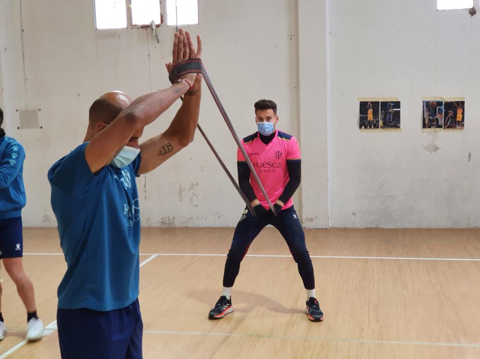 Mikel Rico y Álvaro, durante el entrenamiento de la SD Huesca de este sábado en el Peñas Center.