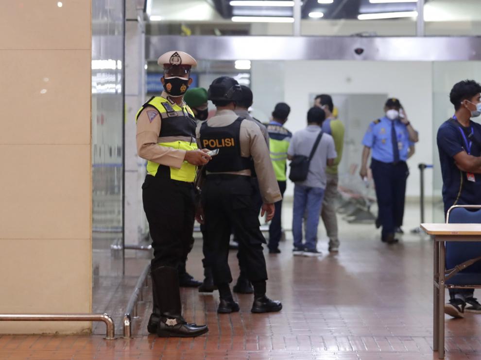 Tangerang (Indonesia), 09/01/2021.- Indonesian police officers are seen at Soekarno-Hatta International Airport following the report of Sriwijaya Air plane flight SJ182 lost contact after taking off, in Banten, Indonesia, 09 January 2021. According to an airline spokesperson, contact to Sriwijaya Air flight SJ182 was lost shortly after the aircraft took off from Jakarta International Airport on 09 January 2021. EFE/EPA/MAST IRHAM Sriwijaya Air lost contact with flight SJ182