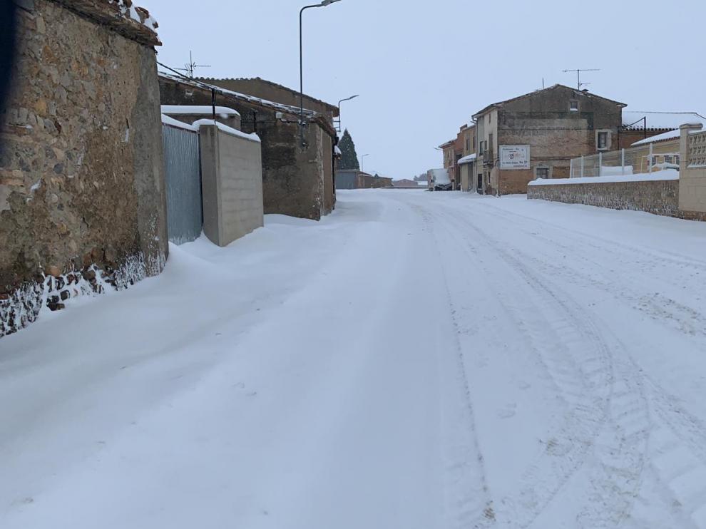 Una calle nevada de la localidad de Mainar.
