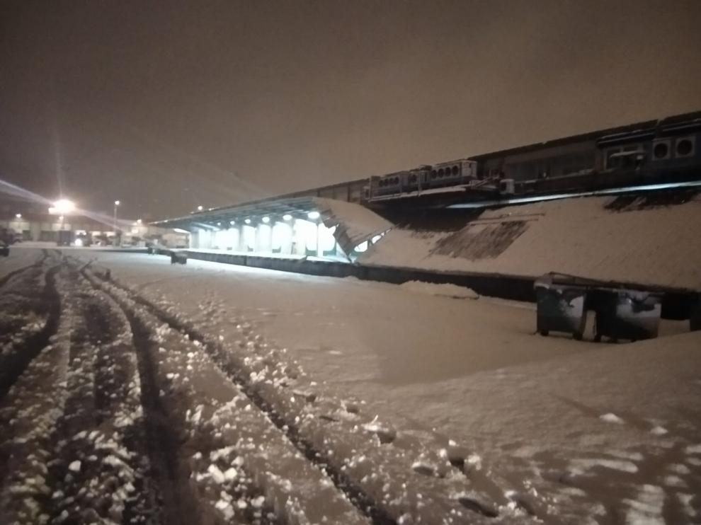 Caída de un alero por la acumulación de nieve en Mercazaragoza.