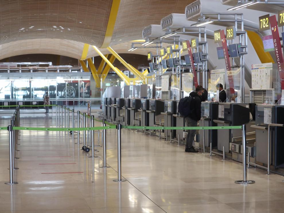 El aeropuerto de Barajas estará cerrado al menos hasta esta tarde