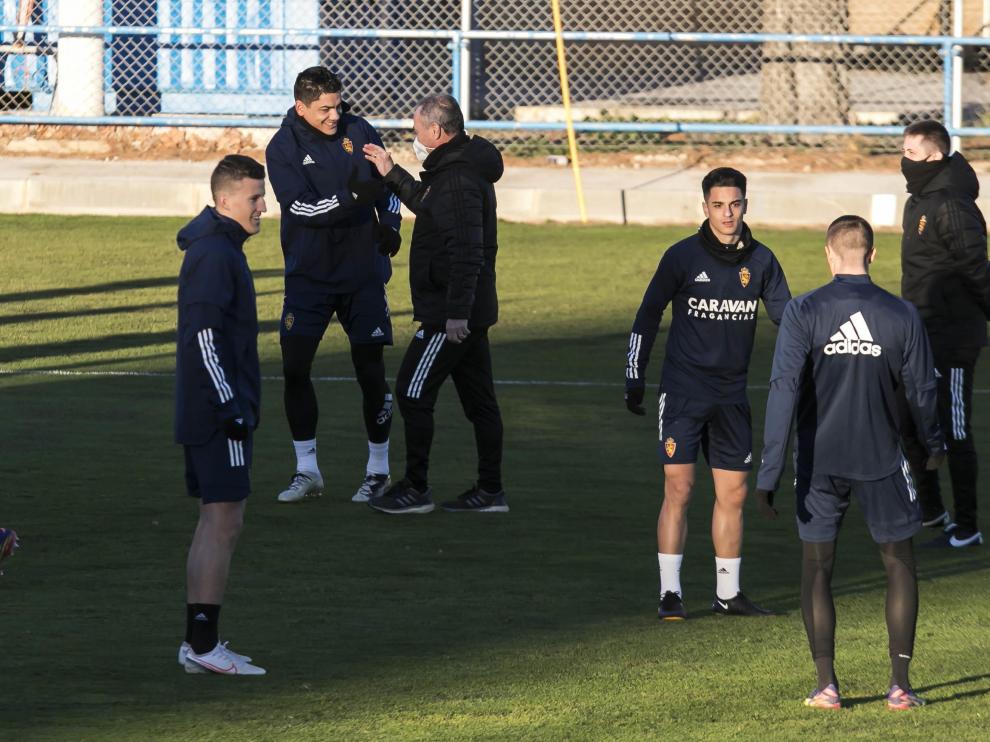 Juan Ignacio Martínez, en un gesto cómplice con Gabriel Fernández durante un entrenamiento reciente en la Ciudad Deportiva.