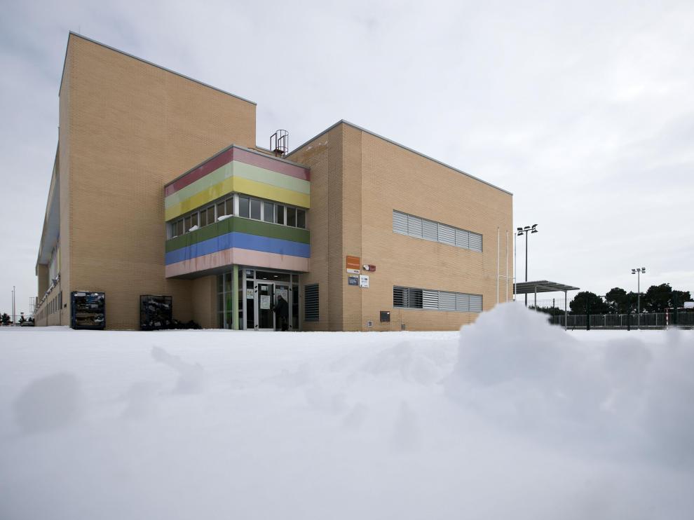 La nieve a afectado a los colegios de todo Aragón y la DGA ha dado dos días para recuperar la normalidad. En la imagen un colegio de Valdespartera este domingo.