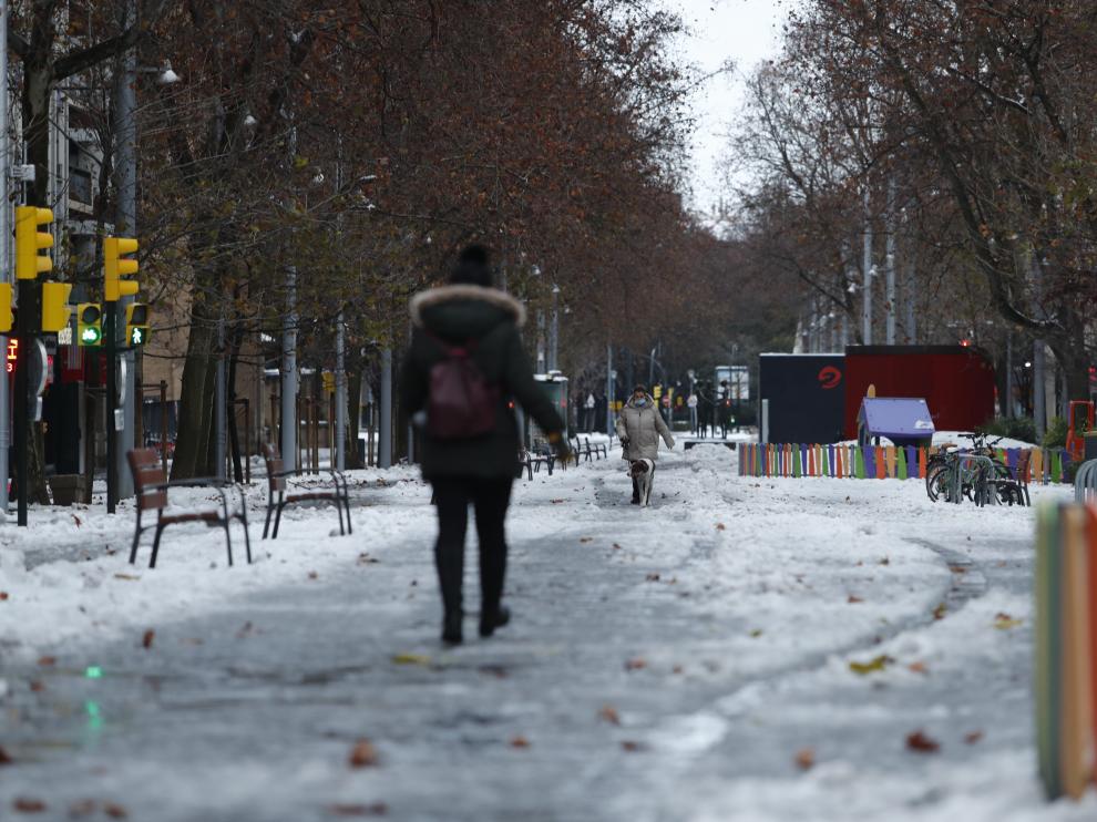 La nieve persiste en las calles de Zaragoza este domingo, a pesar de que los servicios municipales han estado trabajando toda la noche. Se espera que hoy vuelva a nevar y que a partir de mañana bajen las temperaturas.