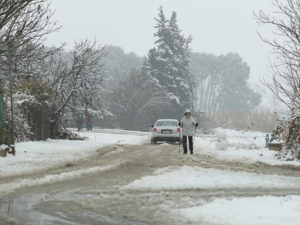 Los oscenses aprovecharon la jornada del domingo para pasear y jugar en la nieve.