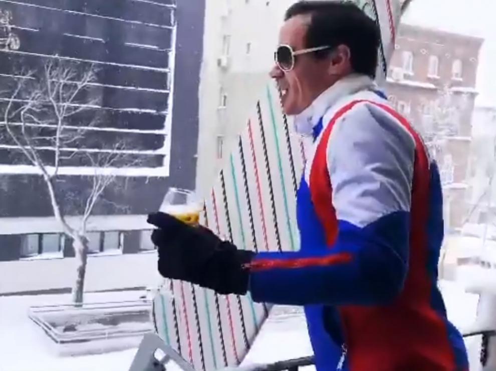 El actor Rafa Maza, en su balcón observando la nevada.