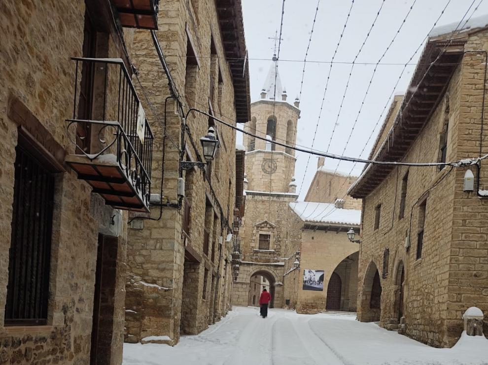Las calles de Cantavieja, cubiertas por 50 centímetros de nieve.