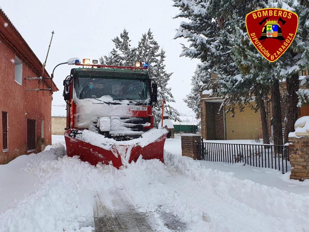 Operativo especial puesto en marcha por la DPZ para despejar las carreteras tras la nevada.