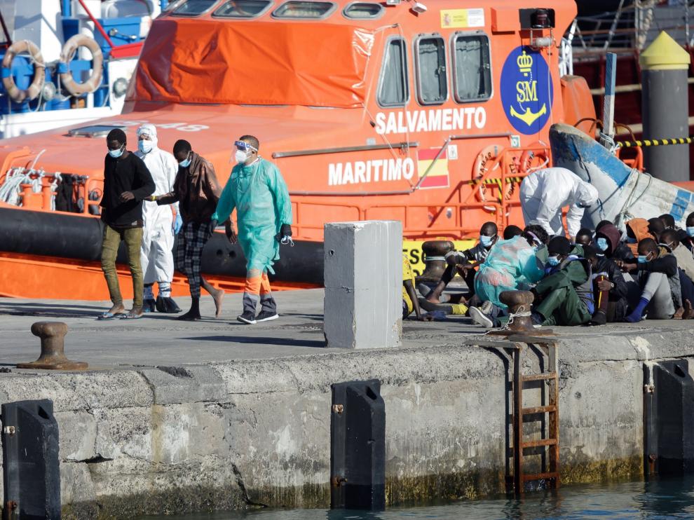 Un fallecido en un cayuco localizado al sur de Tenerife, la sexta víctima de la Ruta Canaria en 2021