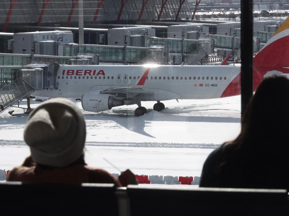 Una pista del aeropuerto de Barajas cubierta de nieve por el temporal.