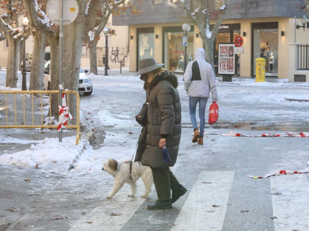 Más de 200 operarios están desplegados por la ciudad de Huesca para tratar de garantizar la movilidad tras el paso de la borrasca Filomena.
