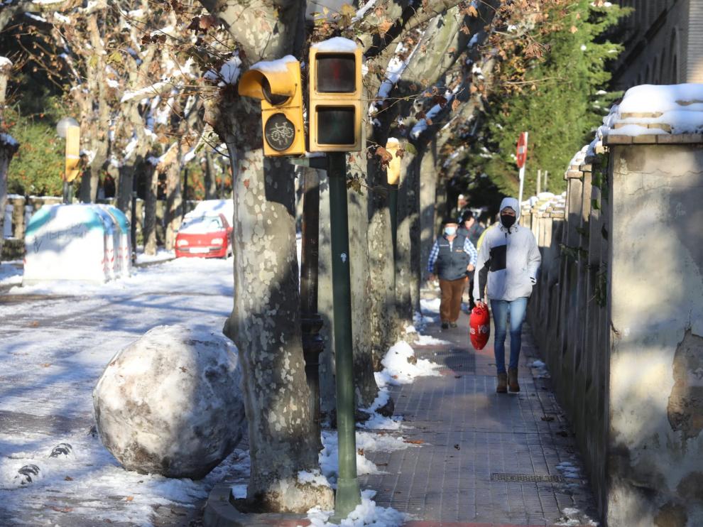 Más de 200 operarios están desplegados por la ciudad de Huesca para tratar de garantizar la movilidad tras el paso de la borrasca Filomena.