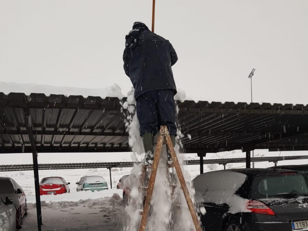 Un preso del centro penitenciario de Daroca ayuda en la actuación de la limpieza de la nieve el pasado fin de semana.