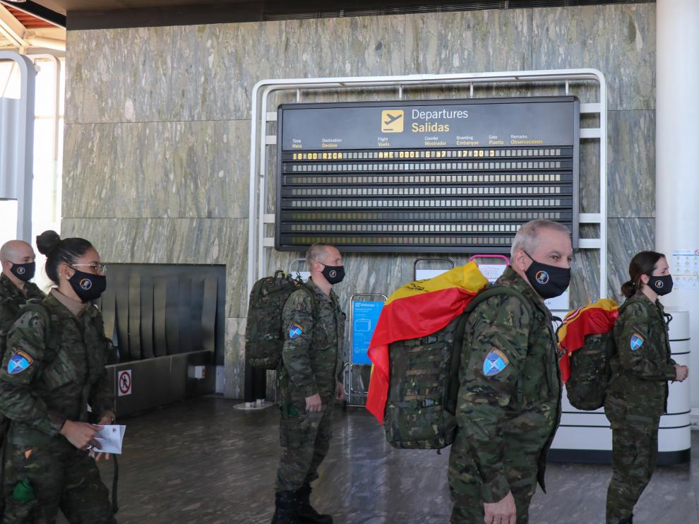 Militares de la Brigada Aragon I, esta tarde en el aeropuerto de Zaragoza.