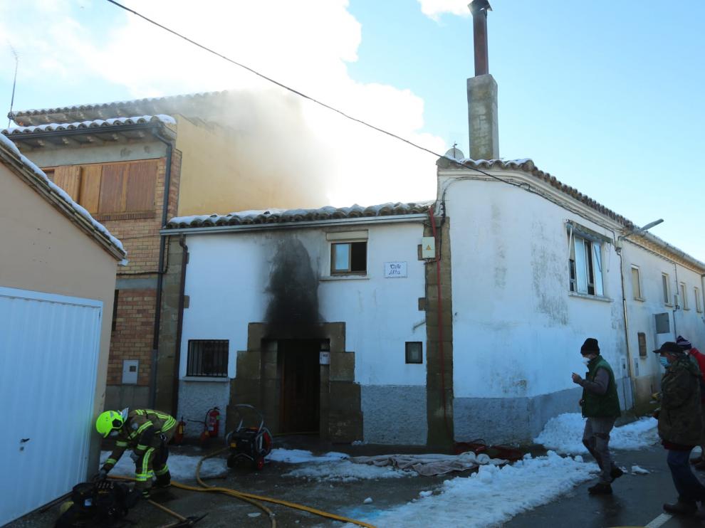 El incendio se ha producido en esta casa de dos plantas del pueblo de Ibieca.