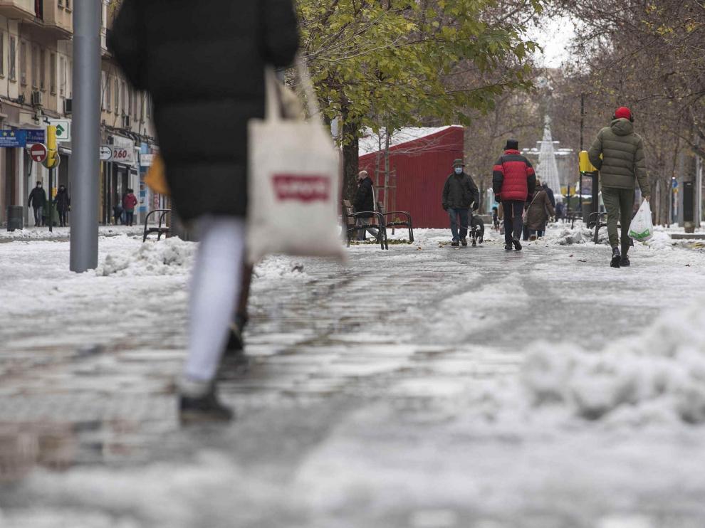 Nieve y hielo en las calles de Zaragoza.