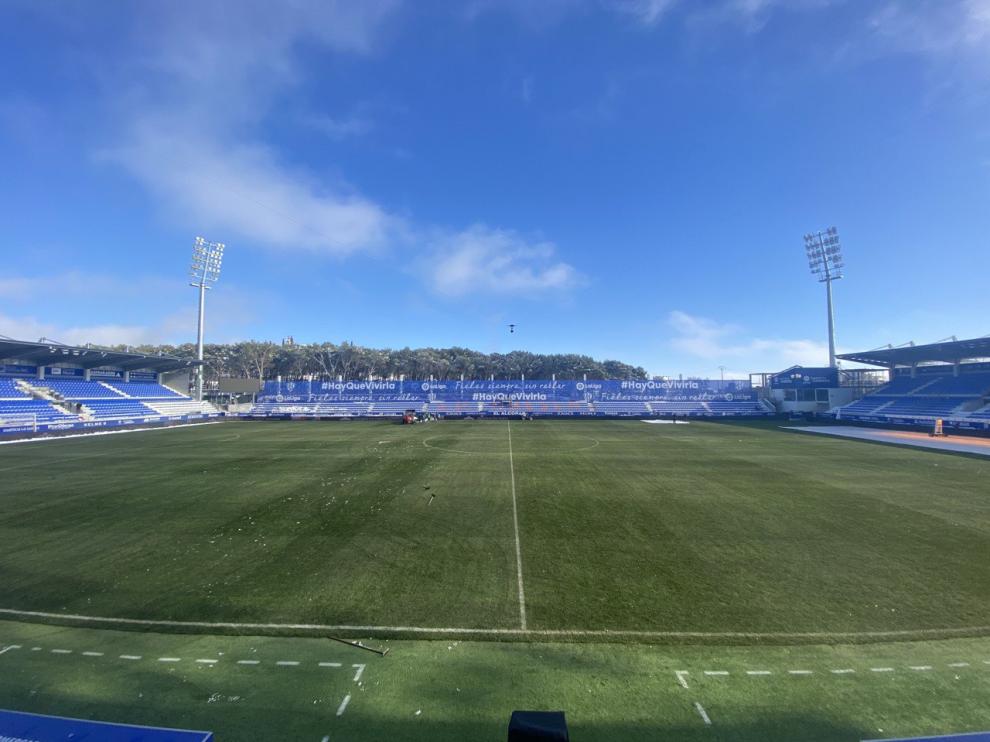 El Alcoraz, en la mañana de este lunes, limpio de nieve.