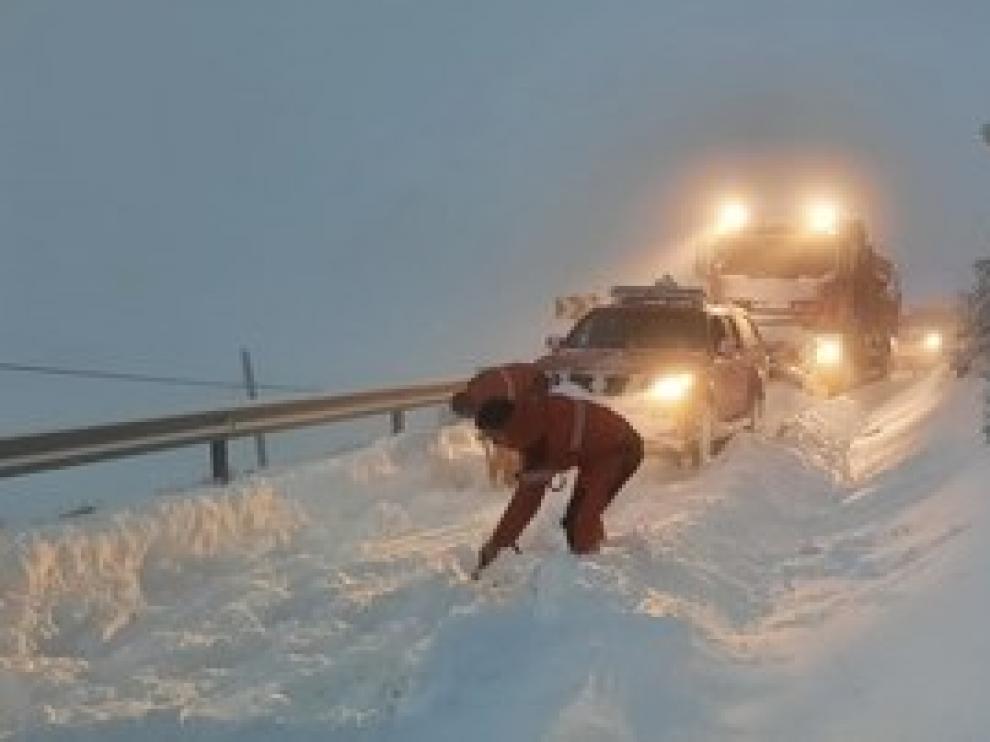 Trabajos de la DPZ para abrir camino a un vehículo atrapado en la nieve en la borrasca Filomena.