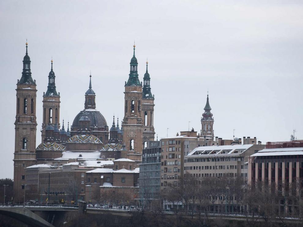 Vista de la basílica del Pilar de Zaragoza con nieve.