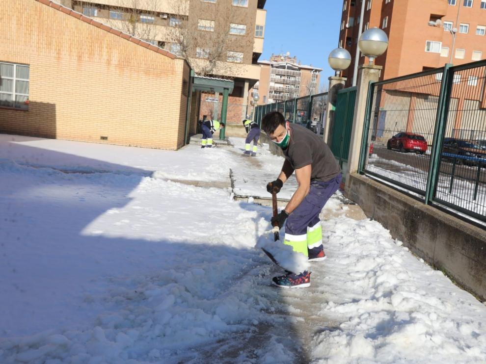 Las brigadas municipales de Huesca se siguen afanando para deshacer el hielo en calles y accesos a colegios, centros de salud, residencias...