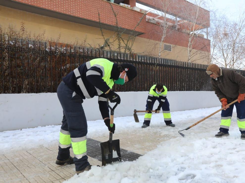 Las brigadas municipales de Huesca se siguen afanando para deshacer el hielo en calles y accesos a colegios, centros de salud, residencias...