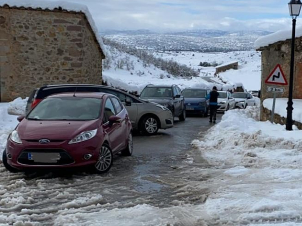 Coches intentado acceder a San Agustín para ver nieve.