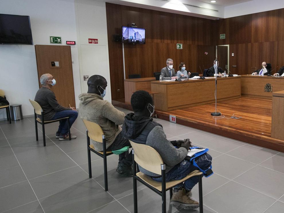 El agente y los manteros, Souleymane C. y Serigne M., declararon ayer en la Audiencia de Zaragoza.