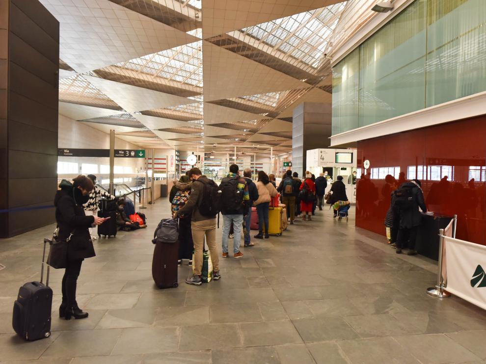 Decenas de personas han sufrido este martes por la mañana la cancelación de varios trenes por una avería en la línea del AVE entre Madrid y Barcelona, algunas suspensiones se sumaban a los retrasos y cancelaciones acumulados por la borrasca Filomena.