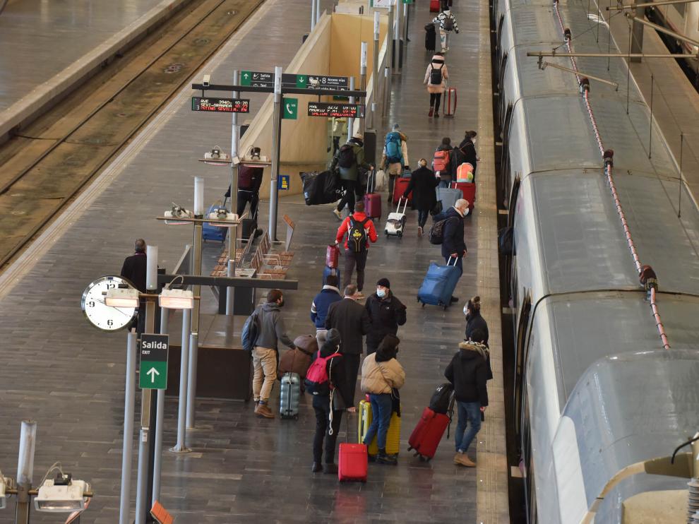 Decenas de personas han sufrido este martes por la mañana la cancelación de varios trenes por una avería en la línea del AVE entre Madrid y Barcelona, algunas suspensiones se sumaban a los retrasos y cancelaciones acumulados por la borrasca Filomena.