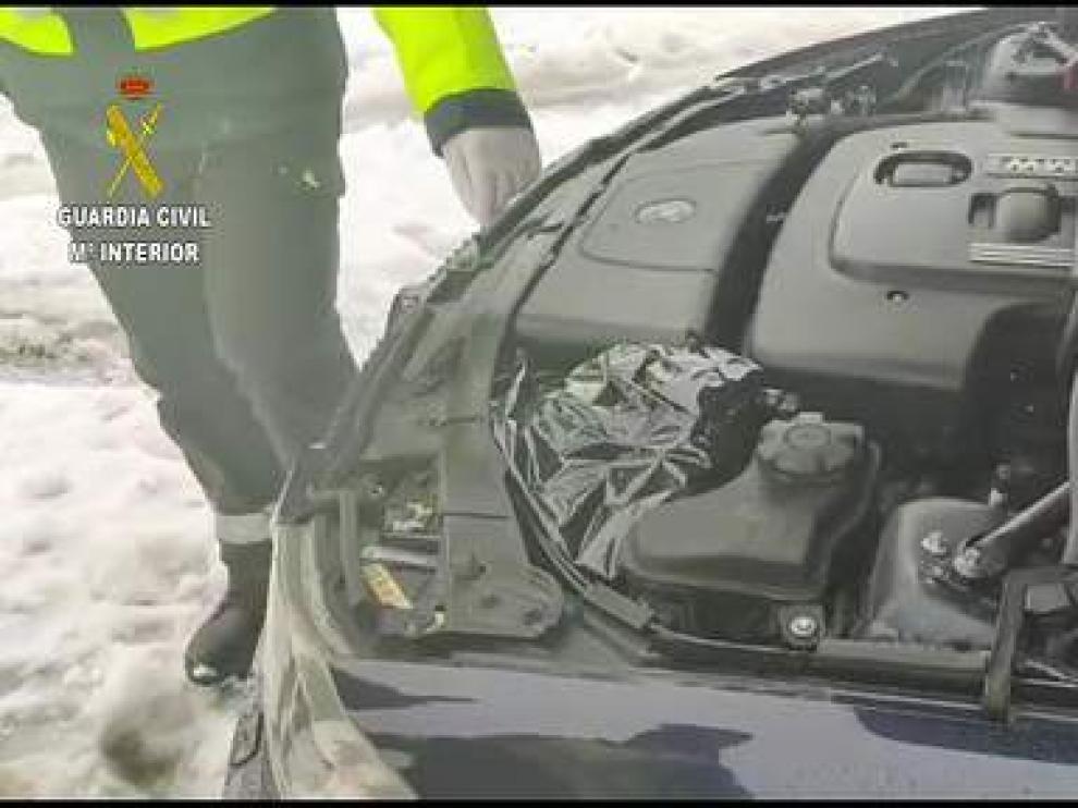 La Guardia Civil encontró la droga oculta en diversas partes del vehículo.