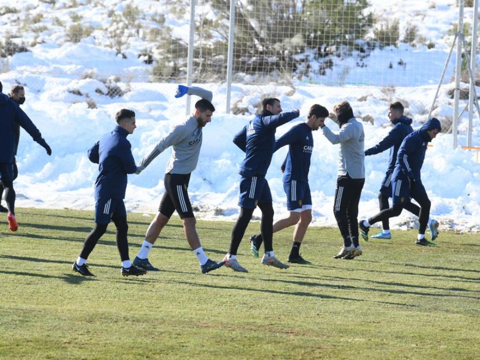 La plantilla del Real Zaragoza, durante del entrenamiento de ayer en las instalaciones de la Ciudad Deportiva.