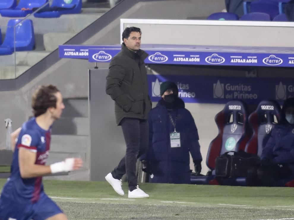 Míchel, en el área técnica durante el partido con el Betis.