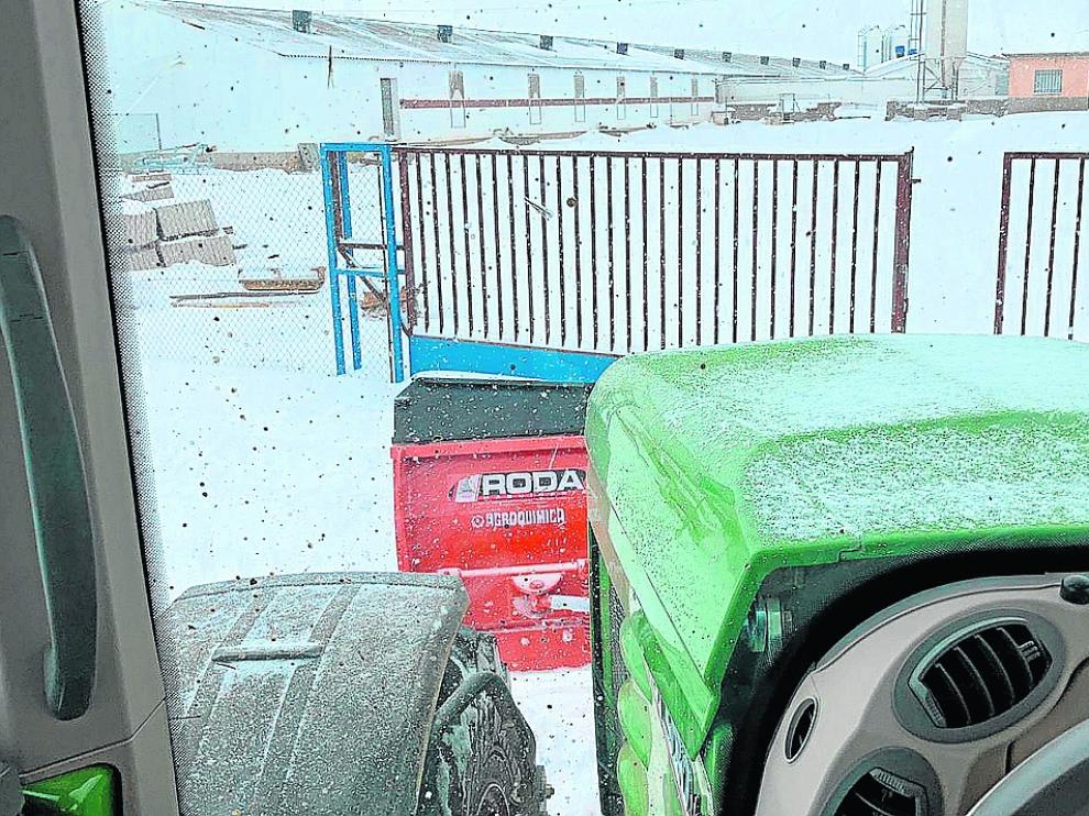 Nieve acumulada en los accesos a la explotación de Jorge Lizama en Gallocanta (Zaragoza)