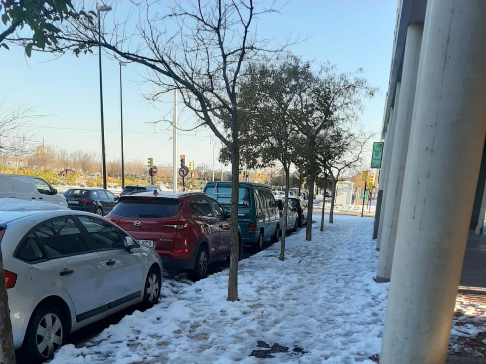 Nieve y hielo en una calle del barrio zaragozano de Valdespartera, este martes