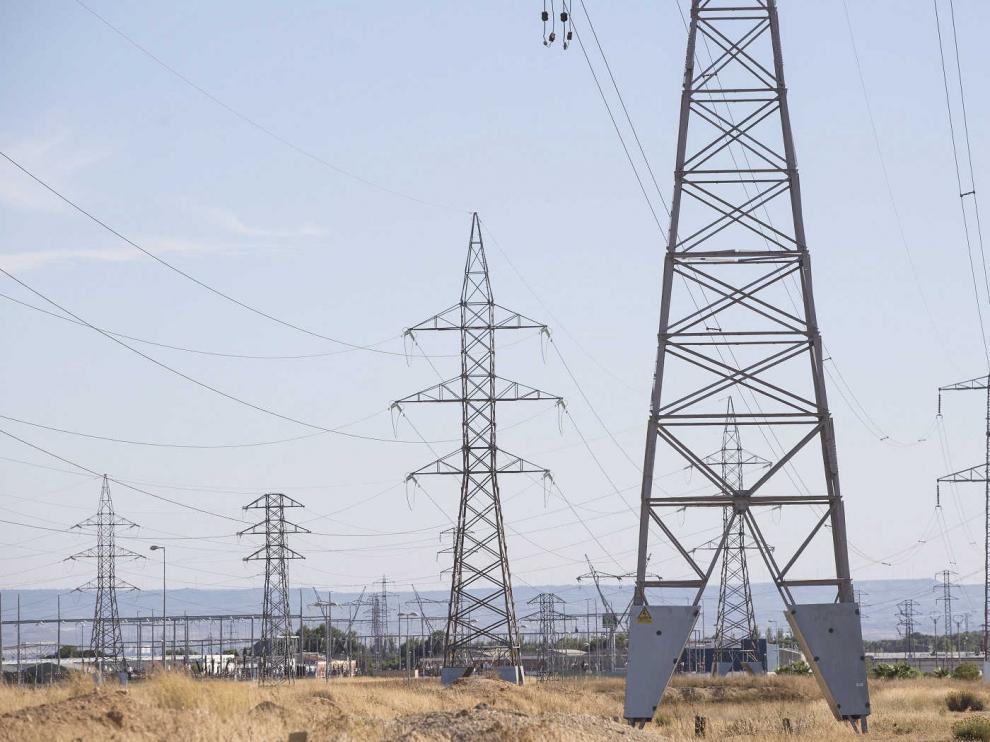 Tendido eléctrico a su paso por Villanueva de Gállego (Zaragoza)