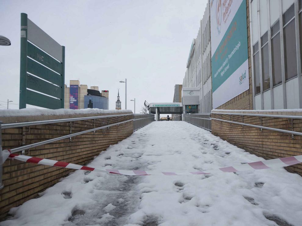 Una de las entradas al hospital Miguel de Zaragoza llena de nieve.