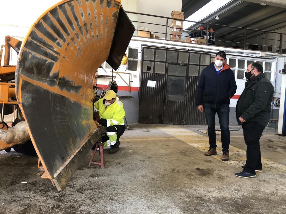 Alberto Izquierdo, con el jefe del Servicio de Vías y Obras, José Salvador, este miércoles en el Parque de Maquinaria, viendo los trabajos de limpieza y mantenimiento de una quitanieves.