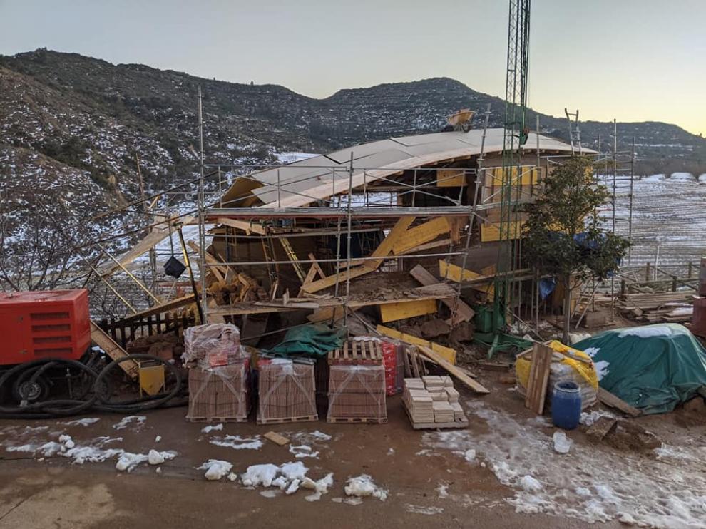 Así ha quedado el centro social en construcción de Fontellas, pedanía de Ayerbe, debido a las heladas.
