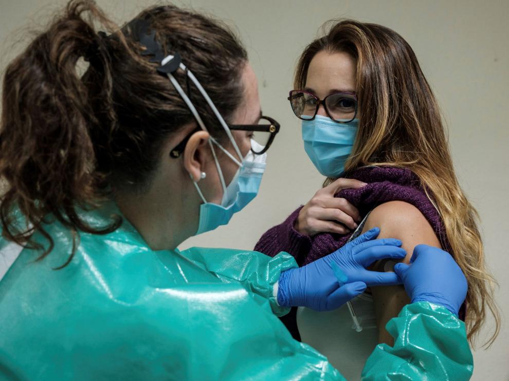 El Govern inicia la vacunación de sanitarios con 2.756 dosis disponibles