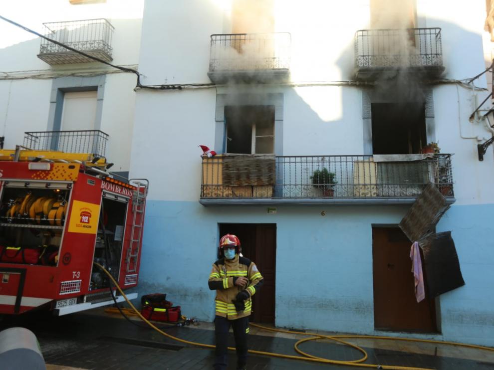 El incendio se ha declarado en una casa de la plaza de los Fueros, en pleno Casco Antiguo de Huesca.