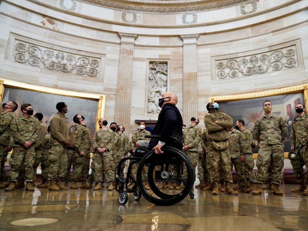 La Guardia Nacional en el Capitolio durante la sesión que debate someter a Trump al impeachment