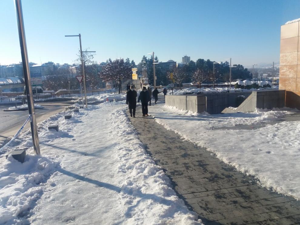 Las calles siguen cubiertas de hielo en las zonas menos transitadas.