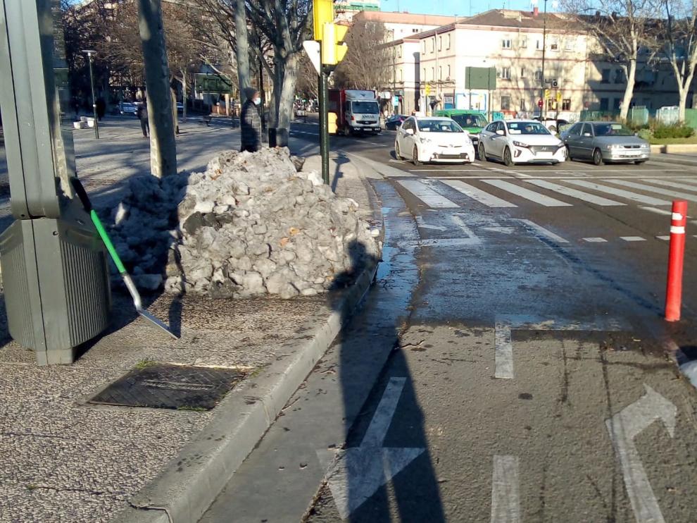 Se está eliminando el hielo acumulado en los carriles bici.