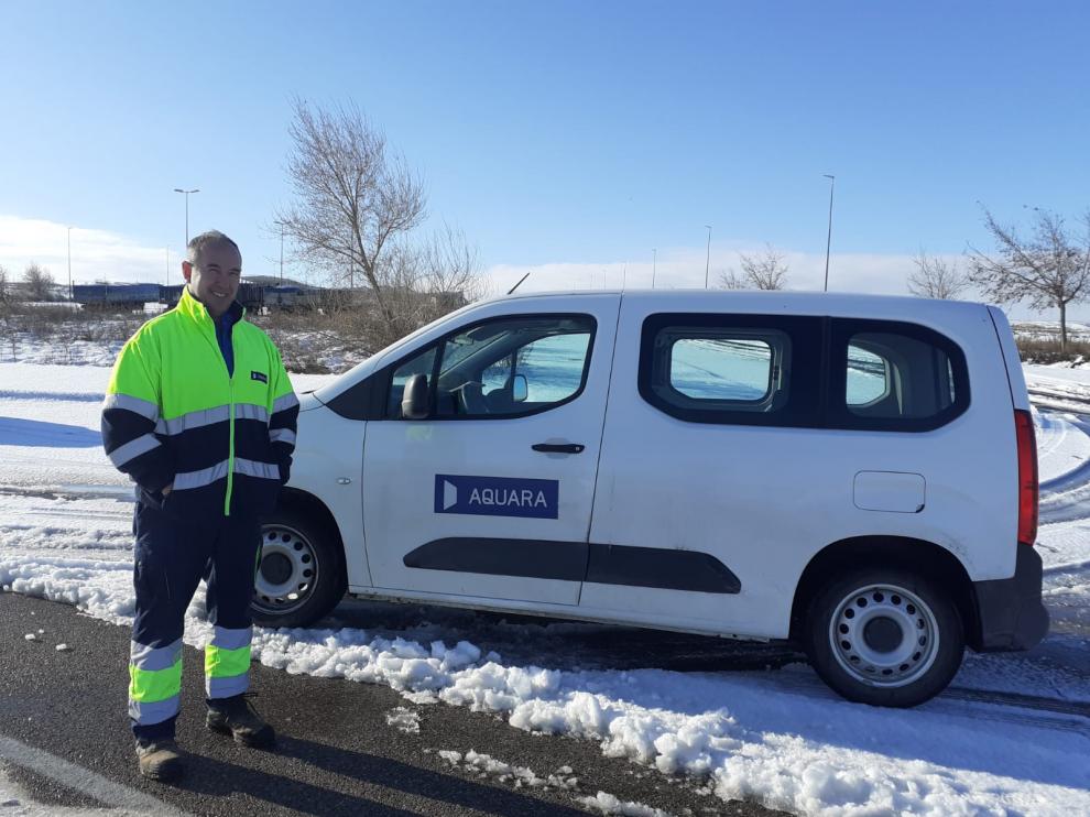 Trabajador de Aquara en el Parque Tecnológico de Reciclado de Zaragoza tras el temporal.