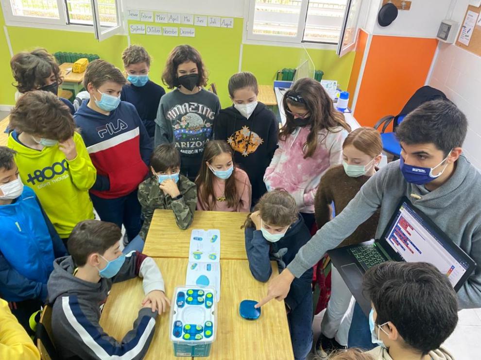 Alumnos del Colegio Antonio Machado de Zaragoza, en clase de tecnología