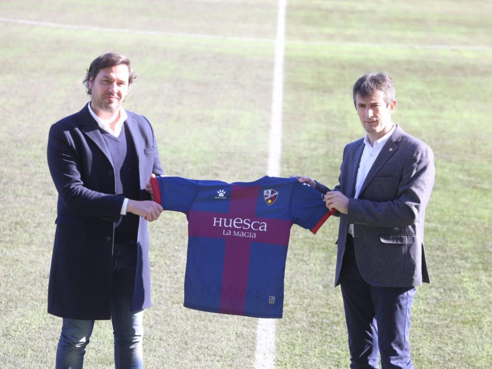 Pacheta, a la derecha, muestra la camiseta azulgrana junto a Rubén García.