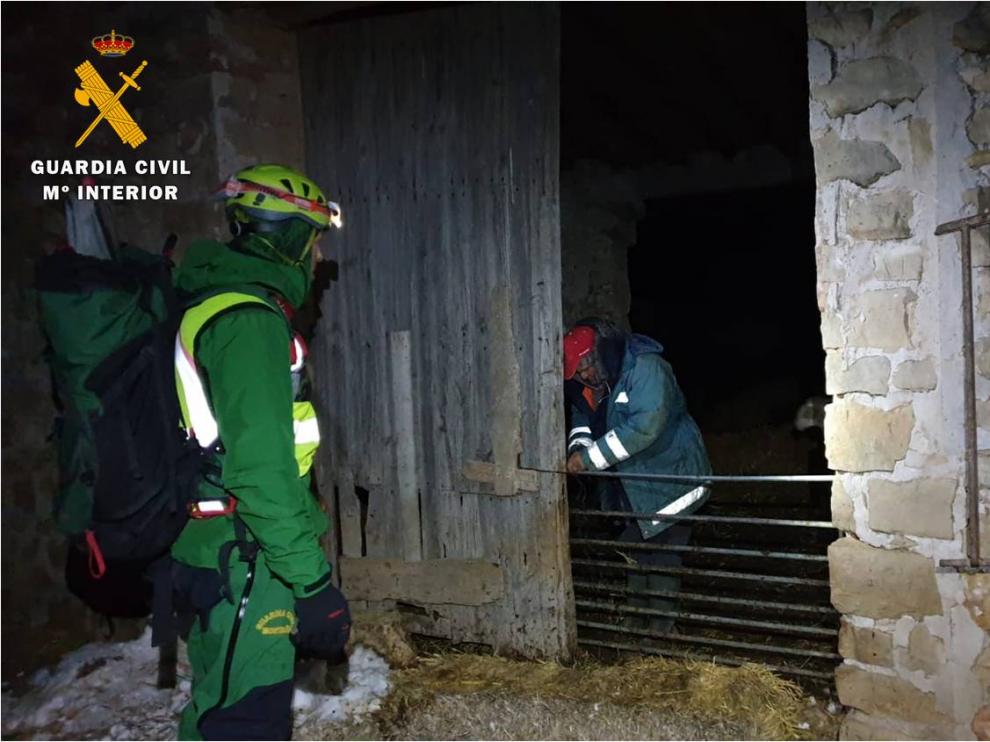 Martíon Lahoz, el pastor de 56 años de Azuara, abre la paridera cuando lo rescataron los miembros de EREIM de la Guardia Civil de Tarazona la madrugada del miércoles.