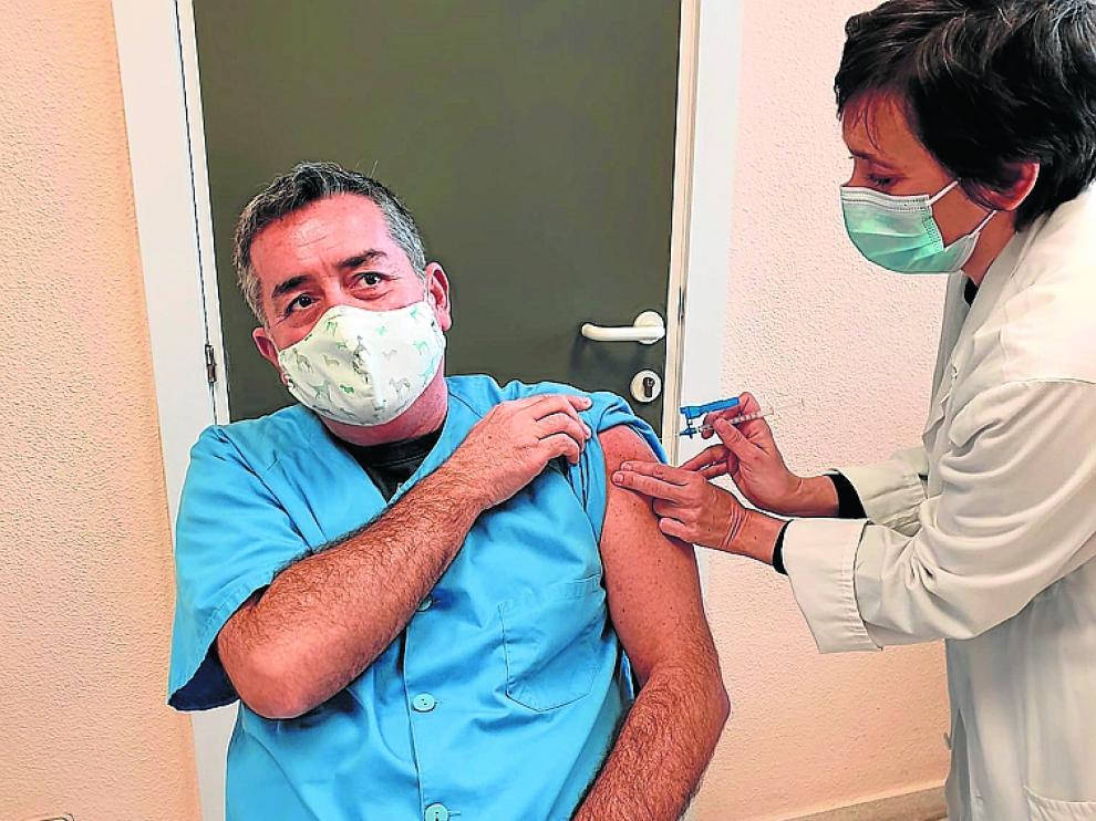Antonio Aísa, médico de Familia de Las Fuentes Norte, recibiendo la vacuna
