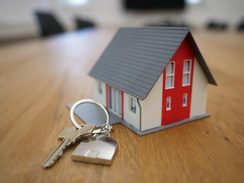 En la actual situación financiera, para comprar una vivienda normalmente se necesita tener ahorrado el 20% del valor de su coste más los gastos.