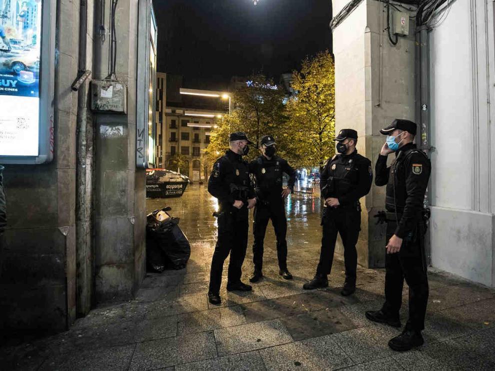 Control policial en Zaragoza durante el toque de queda